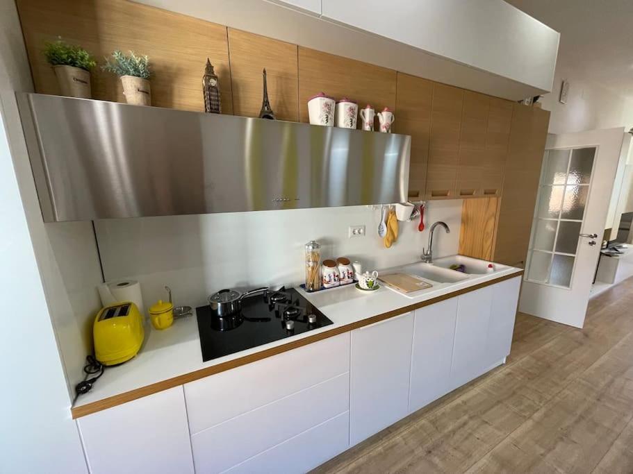 Sun Apartment In The Heart Of Тирана Экстерьер фото